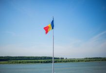 Cine este deputatul PSD care susține suspendarea lui Nicușor Dan Steagul României, simbol pentru criza politică legată de suspendarea lui Nicușor Dan