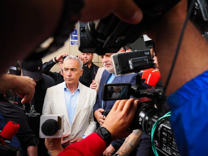 Susținători ai domnului Călin Georgescu în fața Tribunalului București, în ziua eliberării sale