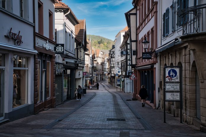 Ulicioara pitoreasca intr-un orasel european, ilustrativa pentru orasul Baarle de la granita dintre Belgia si Olanda