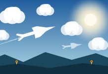Turism România 2026: sosirile cresc cu 9% în august, dar bilanțul pe opt luni rămâne aproape neschimbat Ilustrație generică: avion pe cer senin deasupra unor destinații turistice, simbol al turismului în România